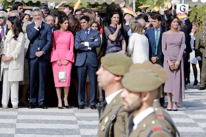 Francisco Rivera, Lourdes Montes e Ines Sastre durante el acto, celebrado en la Plaza de España de Sevilla.