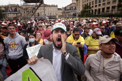 Un seguidor del presidente Gustavo Petro grita mientras espera el discurso del mandatario en la Plaza de Armas.