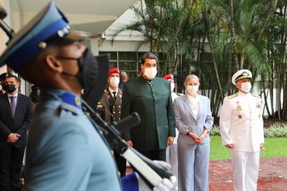 Nicolás Maduro (centro), este sábado en Caracas en un acto de promoción de oficiales del Ejército.