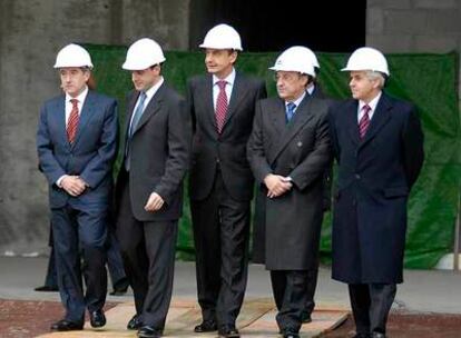 Zapatero, acompañado por el presidente de ACS, Florentino Pérez (a su izquierda), visita las obras del Instituto Técnico de Comunicación de León.