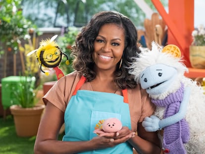 Michelle Obama, junto a las marionetas infantiles del programa familiar que presenta y produce en Netflix.