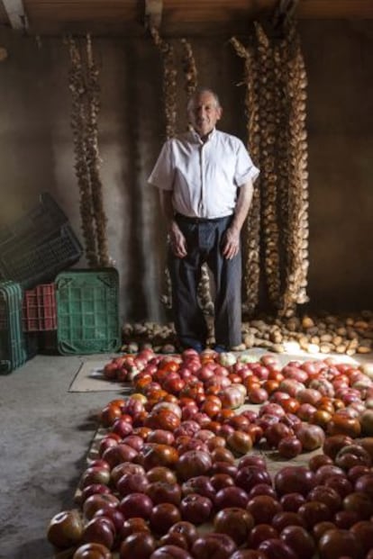 Jacinto Márquez posa con parte de su cosecha en Calabazares.