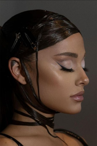 Ariana Grande es también una buena representante del uso del perfilador y, para muestra, esta campaña que protagonizó para acompañar el lanzamiento de su firma de maquillaje r.e.m.beauty.