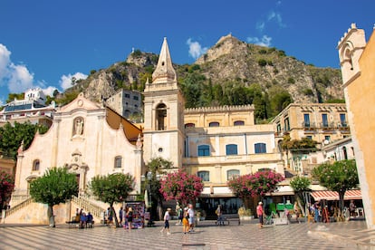 One of the squares that we can find in Taormina.
