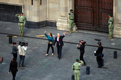 Minutos después de las 17.00, el presidente Andrés Manuel López Obrador ha salido de Palacio Nacional con rumbo al templeta instalado en el Zócalo. 