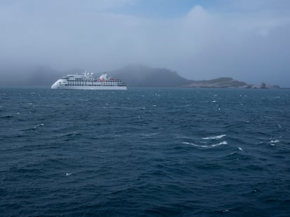 Navio de cruzeiro diante de Hannah Point, uma das ilhas da Antártida.