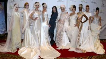 La diseñadora Isabel Zapardiez (en el centro) posa con las modelos que presentaron su colección en Nueva York.