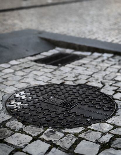 Una tapa de alcantarilla con el logo de Oporto.