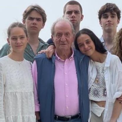 Juan Carlos I, con varios de sus nietos en Abu Dabi.