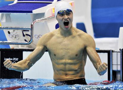 El chino Sun Yang celebra con euforia su oro en los 400 estilo libre.