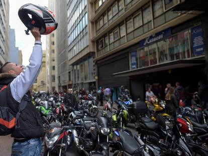 Un grupo de motociclistas se manifiesta en Bogot&aacute; en contra de la medida que prohibe a los hombres mayores de 14 a&ntilde;os ir de acompa&ntilde;ante en una moto.
