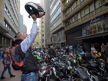 Un grupo de motociclistas se manifiesta en Bogotá en contra de la medida que prohibe a los hombres mayores de 14 años ir de acompañante en una moto.
