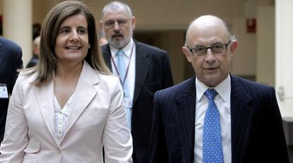 Los ministros de Empleo y Seguridad Social, Fátima Báñez, y Hacienda y Administraciones Públicas, Cristóbal Montoro, en el Senado.