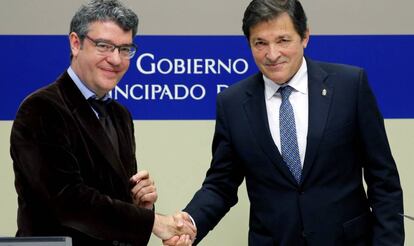 El ministro de Energía, Álvaro Nadal, y el presidente de Asturias, Javier Fernández, tras la firma de un convenio para el impulso de las comarcas mineras.