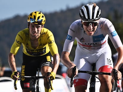 Pogacar, a la derecha, supera a Roglic en el sprint del Grand Colombier.