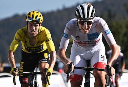 Pogacar, a la derecha, supera a Roglic en el sprint del Grand Colombier.