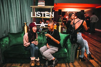 Clientes consumen mócteles en el Listen Bar del hotel Williamsburg de Brooklyn, en enero de este año.