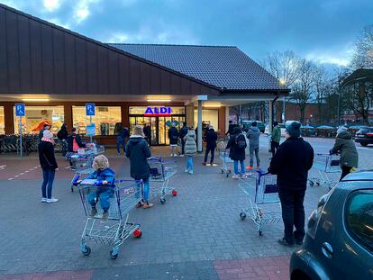 Clientes esperando la apertura de un centro de Aldi en Hamburgo para comprar los test de detección de la covid-19, este sábado.