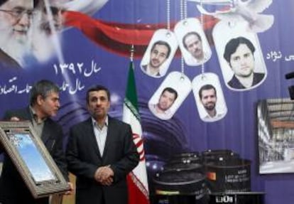 Fotografía facilitada por la página Web oficial de la presidencia iraní que muestra al presidente Mahmoud Ahmadineyad conversando con el jefe del programa nuclear de Irán, Fereidun Abbasi Davan (izda), durante una ceremonia celebrada con motivo del Día de la Tecnología Nuclear en Teherán (Irán) hoy, martes 9 de abril de 2013.