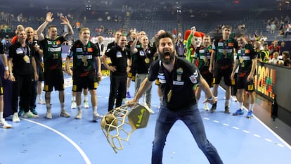 El entrenador del Magdeburg, Bennet Wiegert, celebra la Champions de balonmano lograda este domingo contra el Kielce.