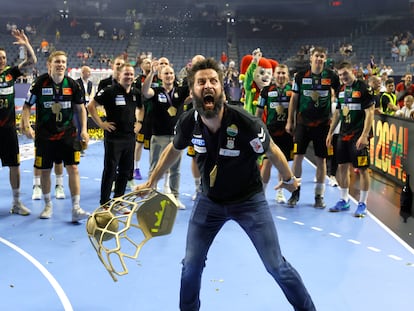 El entrenador del Magdeburg, Bennet Wiegert, celebra la Champions de balonmano lograda este domingo contra el Kielce.