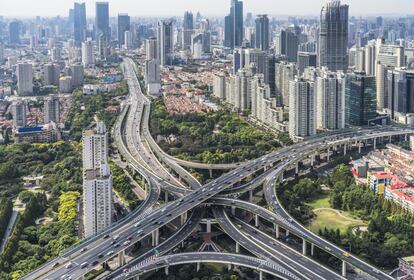 <p dir="ltr">“En 20 años el 60% de la población mundial va a concentrarse en ciudades. Este trabajo sirve como aproximación. Es un modelo sencillo”, comenta Sagarra, que tiene claro que “la realidad es más complicada”. Considera el estudio del MIT como un buen punto de partida para que las instituciones vean qué políticas e inversiones llevar a cabo. El ránking elaborado por el MIT da un salto sensible con Los Ángeles, metrópolis famosa por los atascos que se producen en ella a diario. Allí el <em>ridesharing</em> sería ya una solución de mucha utilidad: en las mismas condiciones de tiempo de espera que el resto se podrían cubrir casi el 70% de los viajes con trayectos compartidos.</p>