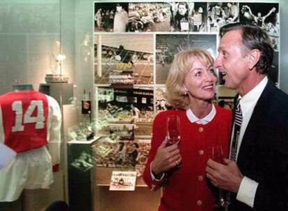 Johan Cruyff y su mujer miran la camiseta con el número 14 en el museo del Ajax.