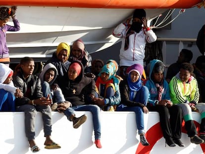 Migrantes esperan a ser desembarcados en el puerto siciliano de Augusta, el pasado 20 de marzo.