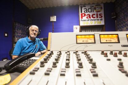 El religioso italiano Tonino Pasolini, director de Radio Pacis, en la estación ubicada en la localidad ugandesa de Arua, donde reside el padre desde 1966.