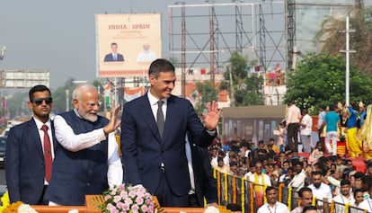 Narendra Modi y Pedro Sánchez, subidos a una furgoneta cubierta de flores, por las calles de Vadodara.