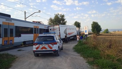 Accidente entre el tren de la línea R3 de Rodalies y un camión en Balenyà (Barcelona).