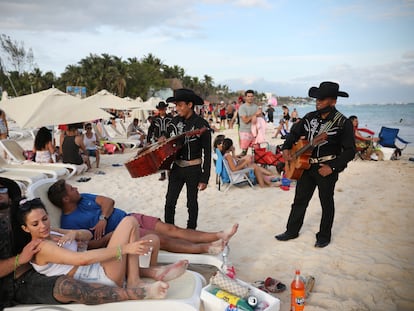 Un grupo de músicos se acercan a los turistas en la orilla de la playa Mamitas, en Playa del Carmen, estado de Quintana Roo, el pasado 5 de enero.