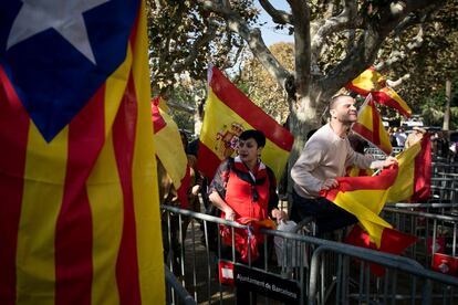 Unos 200 independentistas se han concentrado este lunes por la mañana con banderas 'esteladas' y pancartas ante el Parlament para seguir el pleno sobre la resolución de JxSí-CUP con una pantalla gigante instalada ante el edificio, donde han coincidido con unos 20 de contrarios a la independencia convocados por la plataforma Somatemps que han acudido con banderas españolas.