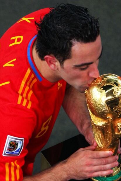 Xavi Hernández besa la copa del mundo ganada en Sudáfrica.