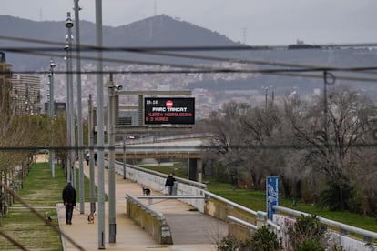 Paneles informativos que avisan del cierre del Parque Fluvial del Besós por riesgo de inundaciones tras la crecida del río, este domingo en Sant Adriá de Besós (Barcelona).