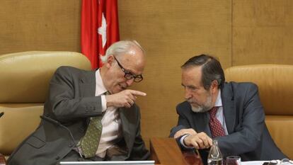 Jos&eacute; Ignacio Echeverr&iacute;a (izqda.) conversa con Juan Barranco, del PSM, en la Asamblea de Madrid en 2013.
