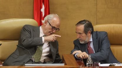 Jos&eacute; Ignacio Echeverr&iacute;a (izqda.) conversa con Juan Barranco, del PSM, en la Asamblea de Madrid en 2013.