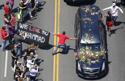 Ciudadanos de Lousville depositan flores en el coche fúnebre de Ali.