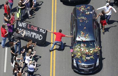 Ciudadanos de Lousville depositan flores en el coche f&uacute;nebre de Ali.