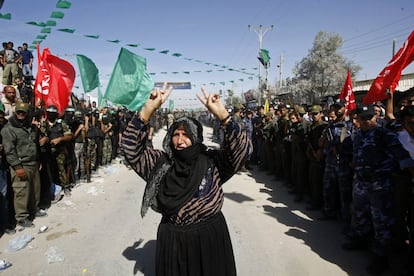 Una mujer palestina celebra en el paso de Rafá, Franja de Gaza, la liberación de presos palestinos.