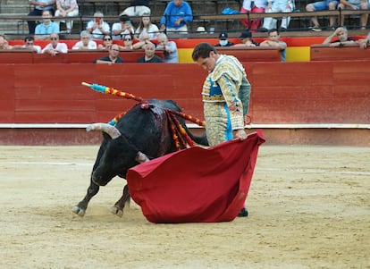 Ginés Marín, en un muletazo al tercer toro de la tarde.