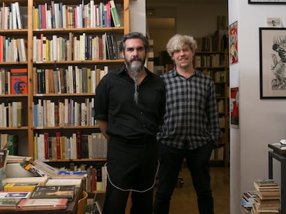 Peru Saizprez y Pepe Olona, socios de la Librería Arrebato.