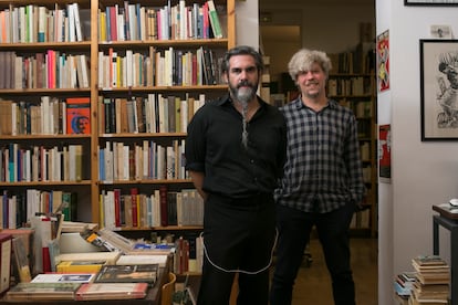 Peru Saizprez y Pepe Olona, socios de la Librería Arrebato.