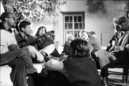 Leonard Cohen toca la guitarra junto a artistas como Charles W. Heckstall (1929-2000), Charmian Clift y Marianne Ihlen, en octubre de 1960.