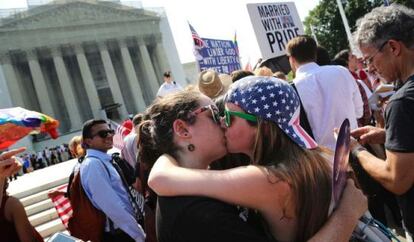 Una pareja celebra con  un beso la decisi&oacute;n del Supremo.