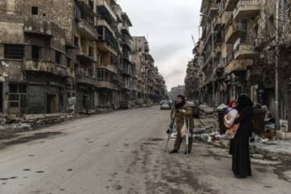 Vecinos del barrio de Kallaseh, en Alepo oriental, regresan a ver cómo han quedado sus hogares tras los combates y cerco de cuatro años