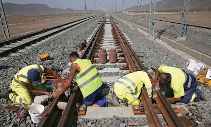 Las dos empresas españolas que construyen la vía, Copasa y OHL, han desplazado ingenieros y trabajadores especializados a Arabia. De las labores de peón se encargan inmigrantes de Pakistán y Bangladés, omnipresentes en el país.