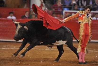 El torero Francés Sebastían Castella lidia el toro Queretano, el pasado domingo.