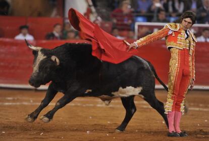 El torero Franc&eacute;s Sebast&iacute;an Castella lidia el toro Queretano, el pasado domingo. 