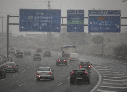 Tráfico de vehículos en la M-40 a la altura de Cuatro Vientos, el 5 de febrero de 2018. 